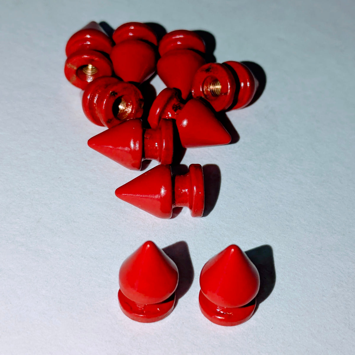 Pinchos de metal rojo para árbol con parte posterior atornillada (paquete de 10)